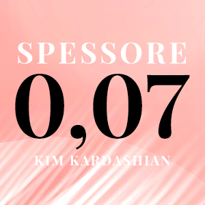 riquadro rosa con scritta nera ciglia 007 kim kardashian